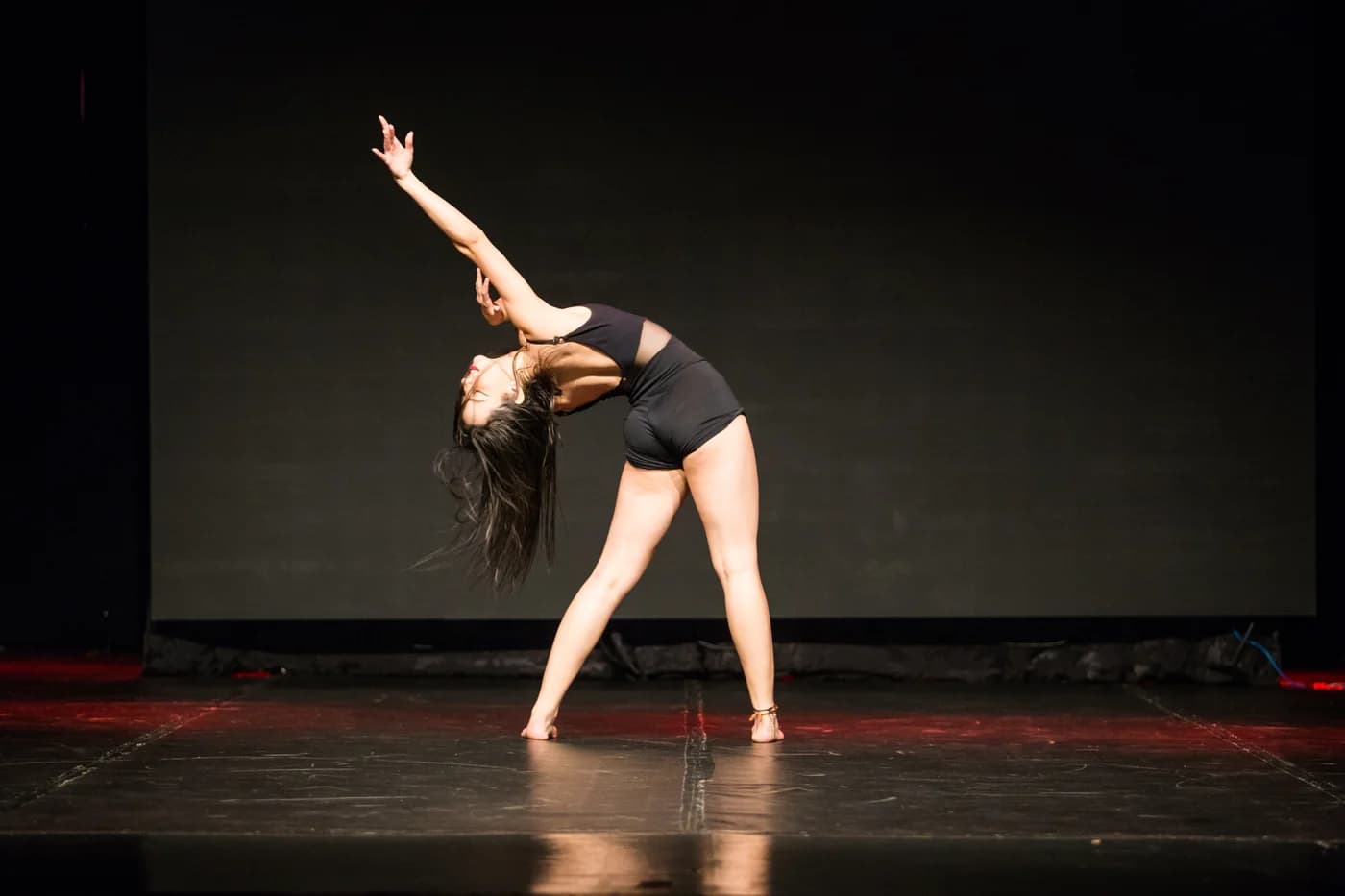 Apresentação solo de dança contemporânea no Gravidade Festival 2022