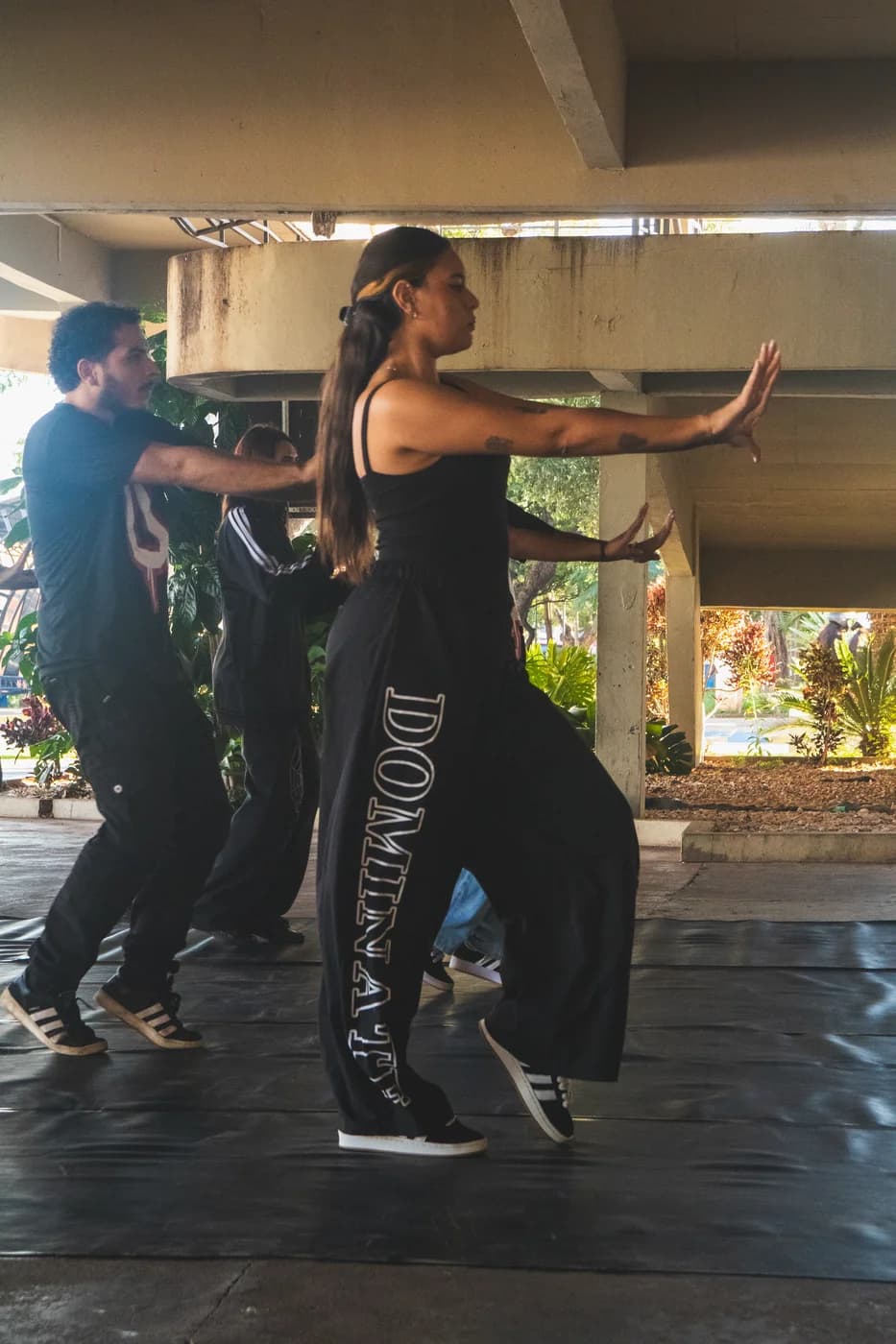 Bailarinos ensaiando coreografia de dança urbana em espaço coberto na Usualdance Festival 2026