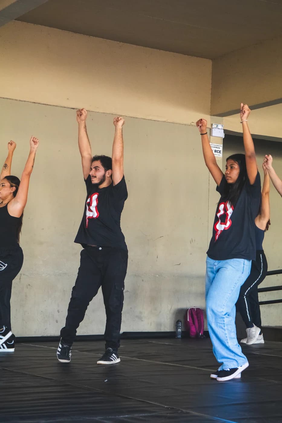 Grupo em oficina de dança urbana com os braços erguidos na Usualdance Festival 2026
