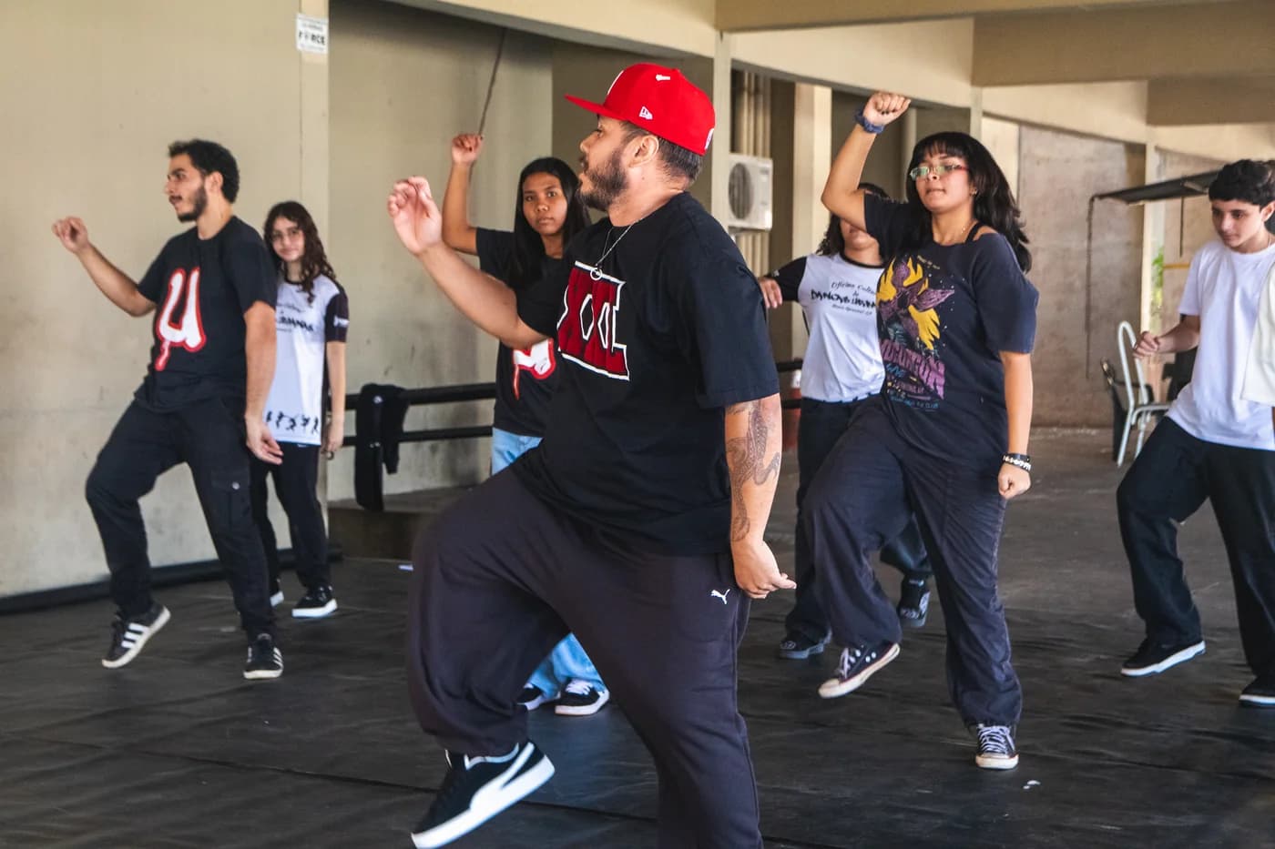 Bailarinos em oficina de hip hop com professor de boné vermelho na Usualdance Festival 2026