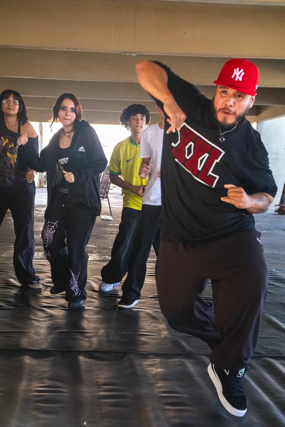 Grupo em passo sincronizado durante oficina de dança urbana na Usualdance Festival 2026