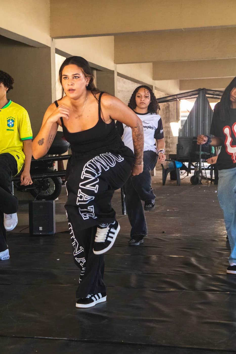 Bailarina em movimento de chute durante oficina de dança urbana na Usualdance Festival 2026