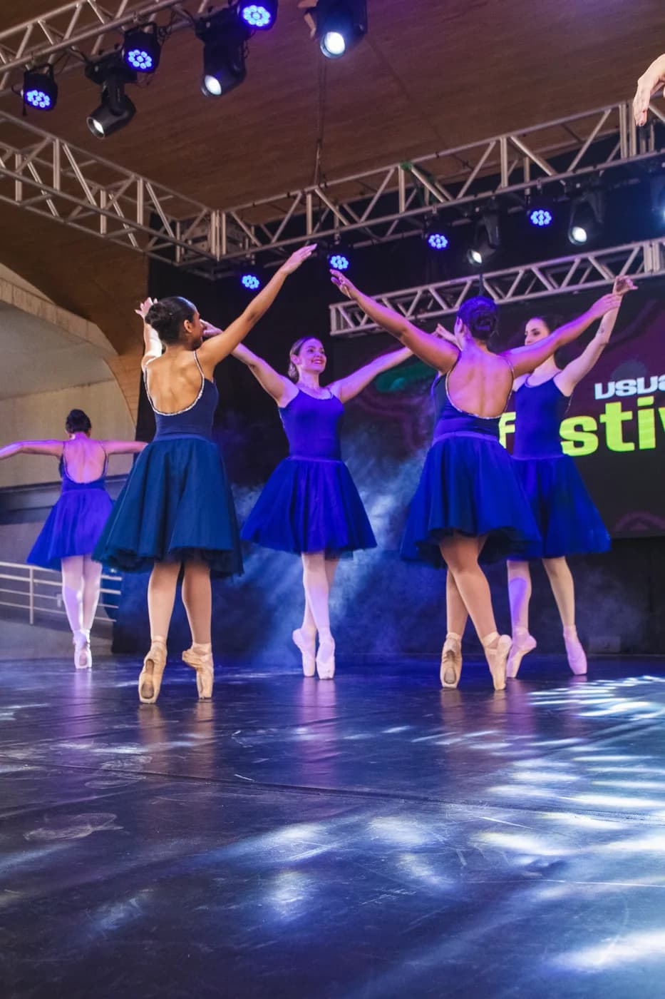 Bailarinas de ballet em pontas no palco da Usualdance Festival 2026