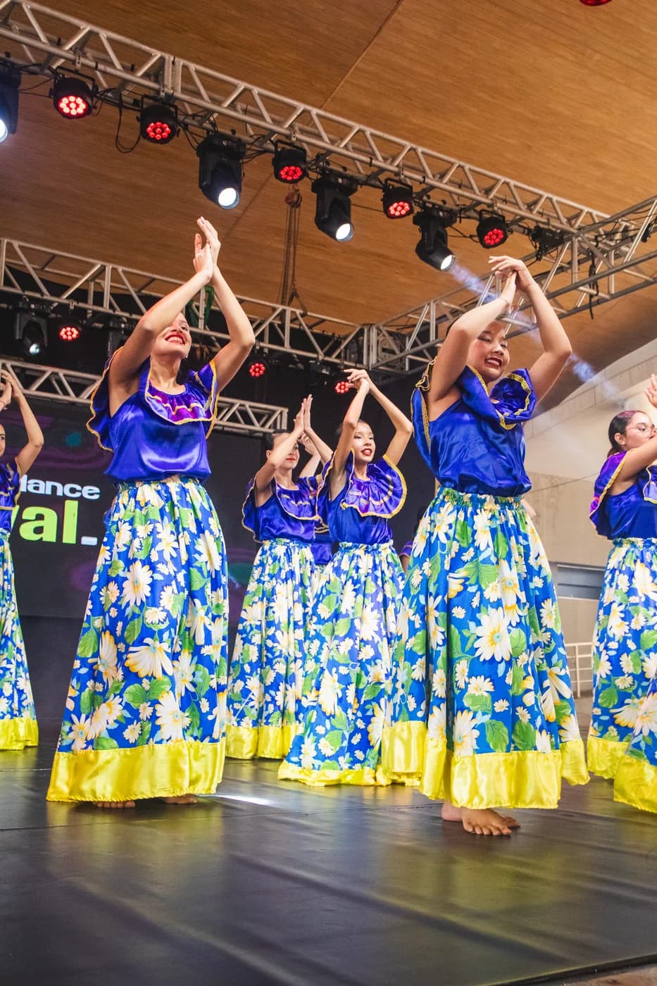 Grupo de dança folclórica com saias floridas no palco da Usualdance Festival 2026