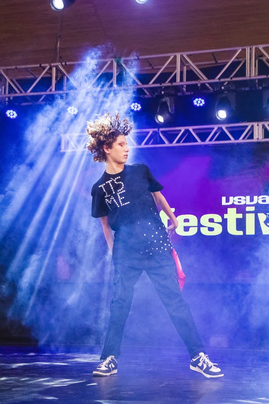 Bailarino solo em efeito de fumaça no palco da Usualdance Festival 2026