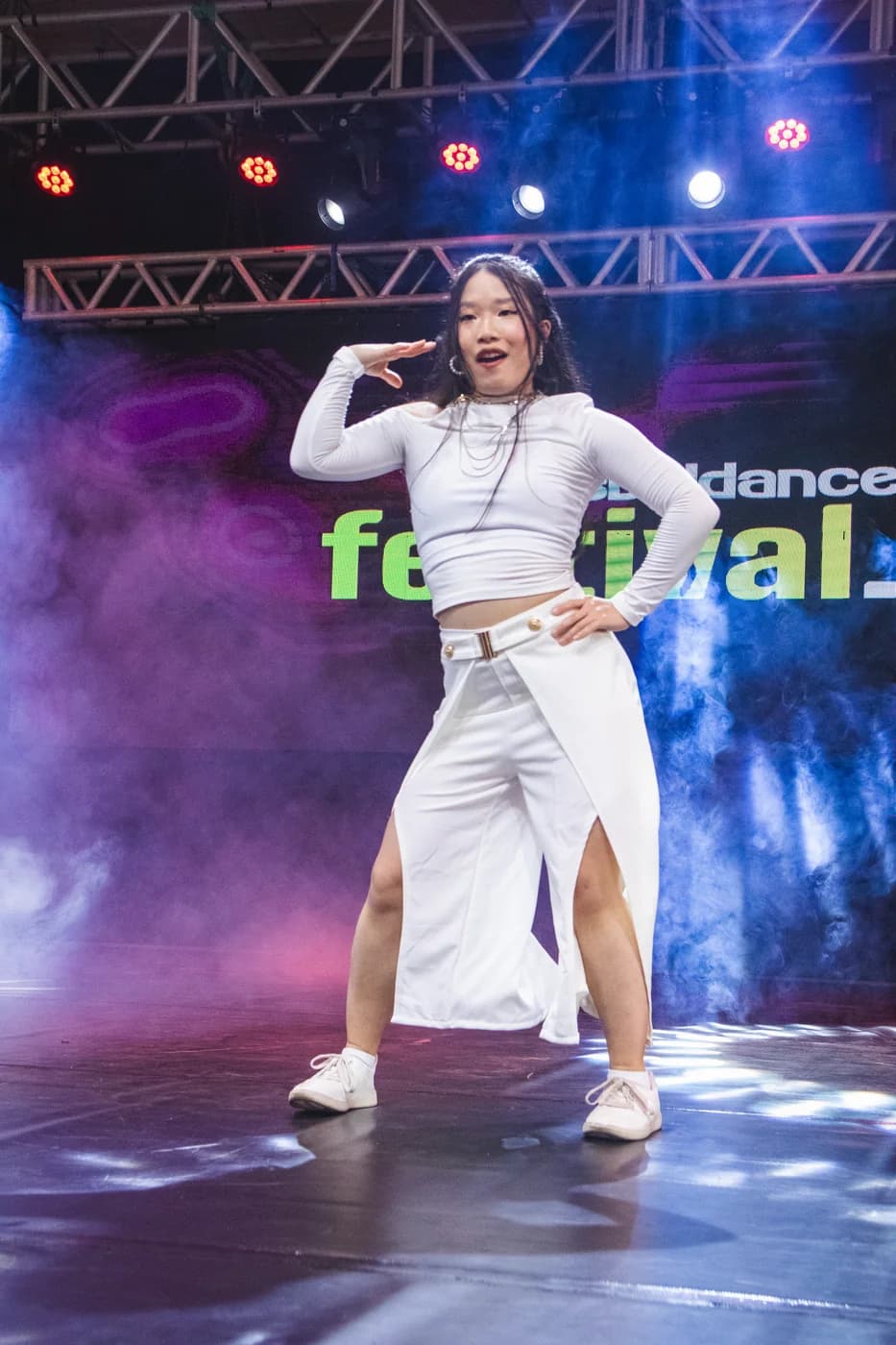 Bailarina solo com figurino branco no palco da Usualdance Festival 2026