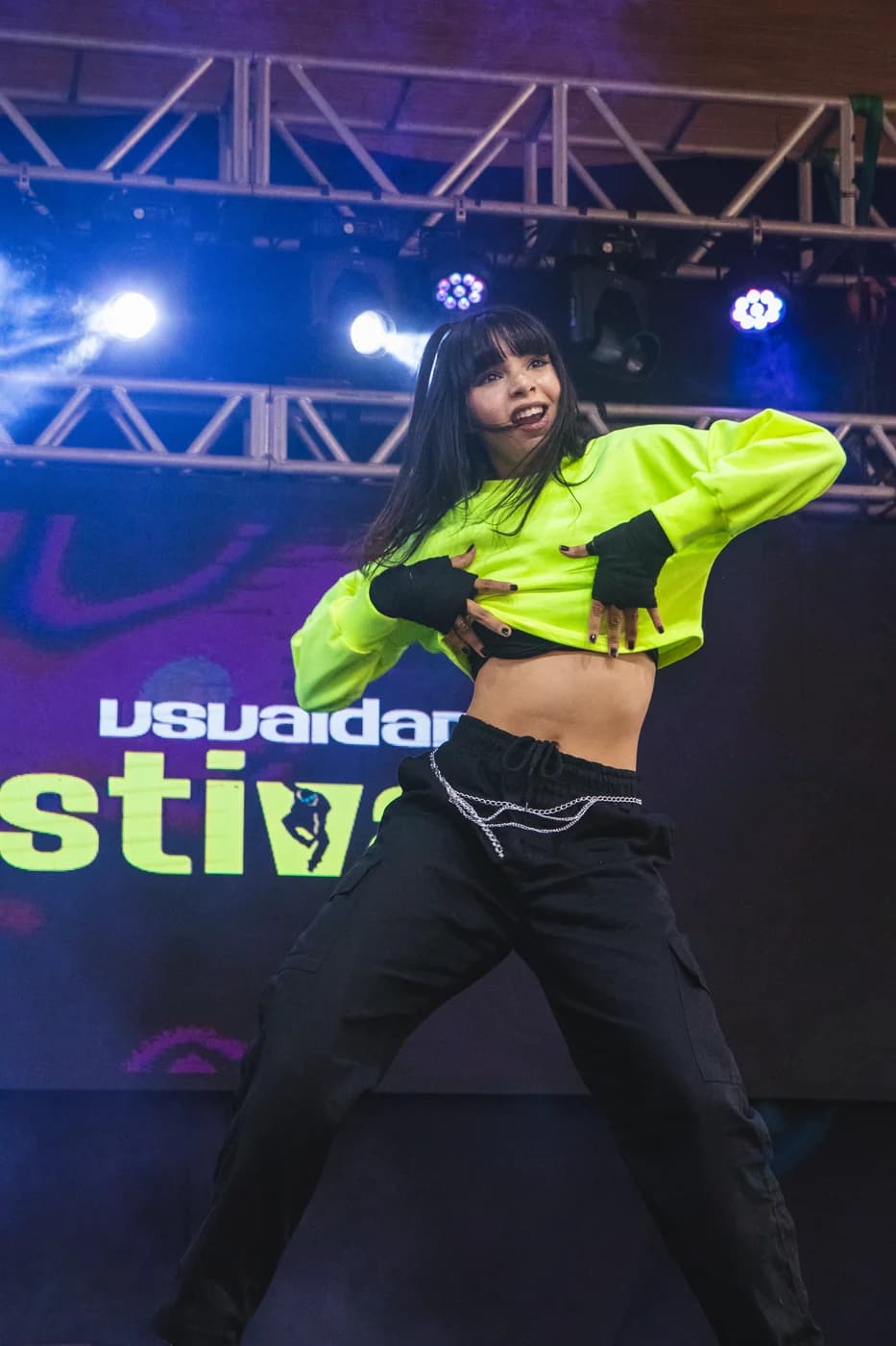 Bailarina solo de dança urbana com moletom neon no palco da Usualdance Festival 2026