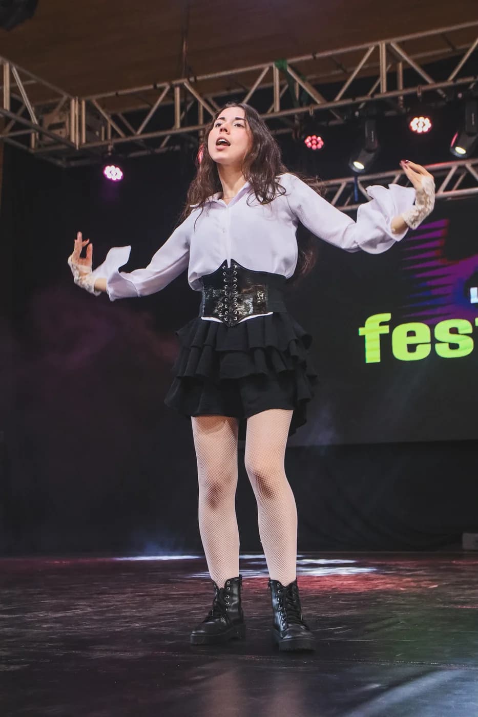 Bailarina solo com figurino gótico e coturno no palco da Usualdance Festival 2026