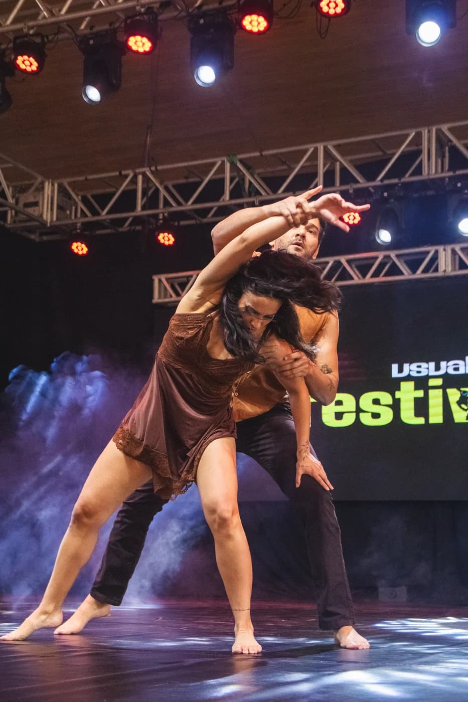 Dupla de dança de salão em pose dramática no palco da Usualdance Festival 2026