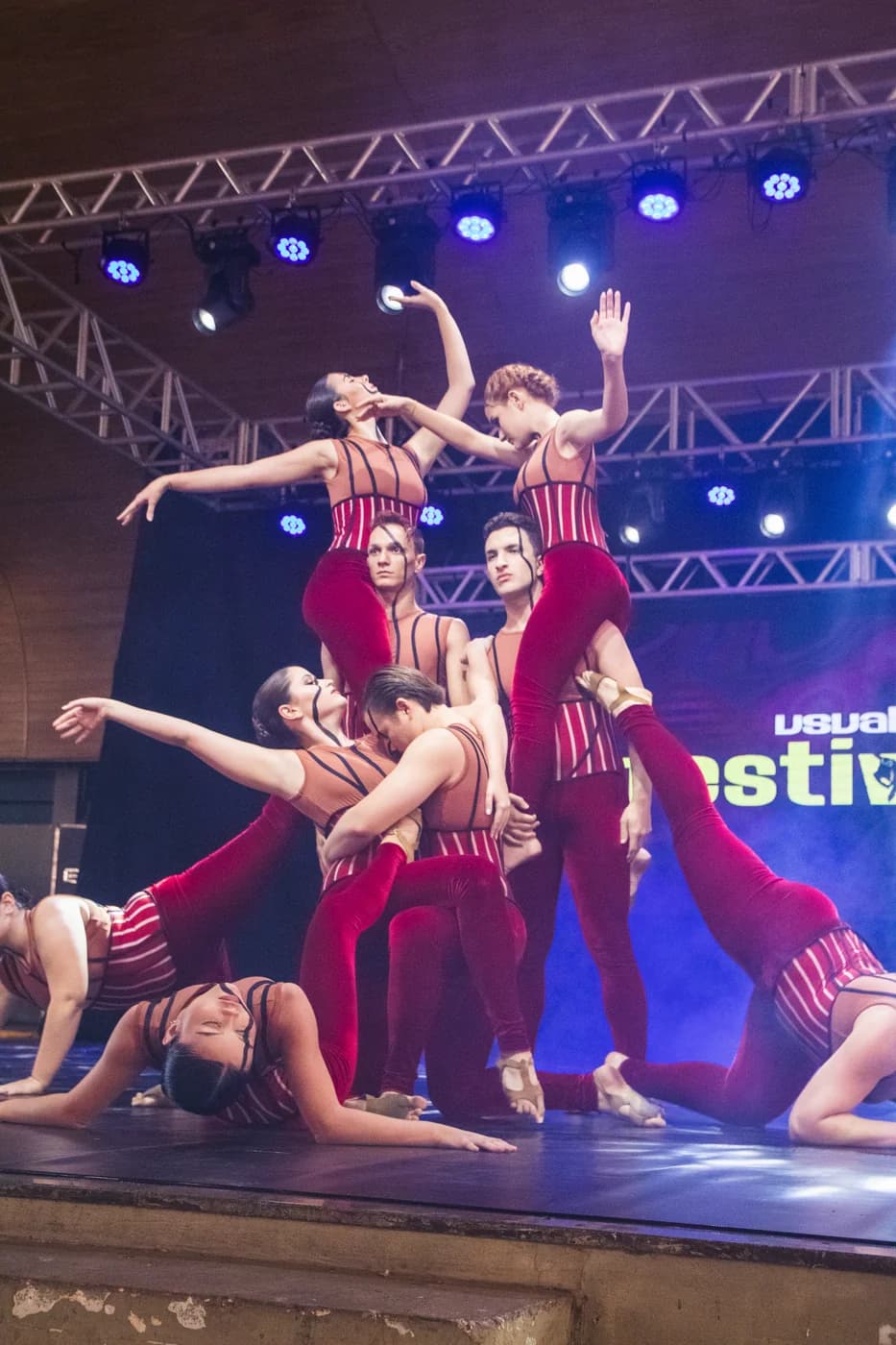 Grupo de dança contemporânea em pirâmide corporal no palco da Usualdance Festival 2026