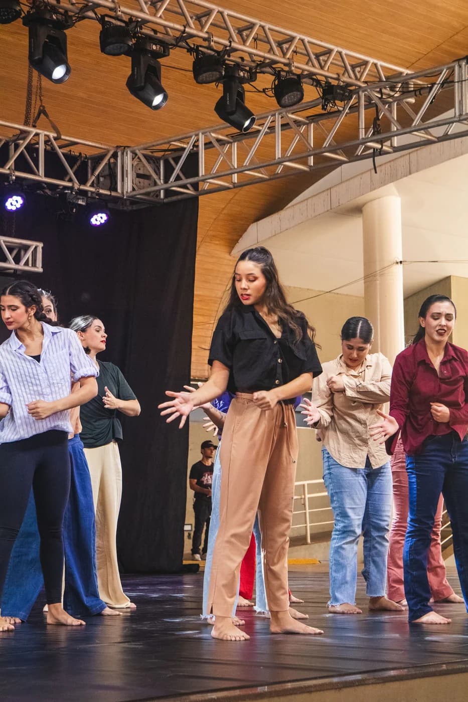 Grupo em coreografia de teatro musical no palco da Usualdance Festival 2026