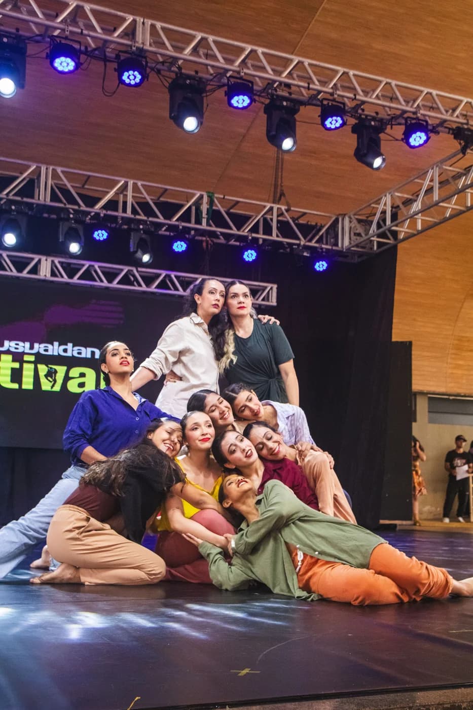 Grupo de bailarinas em pose coletiva no palco da Usualdance Festival 2026