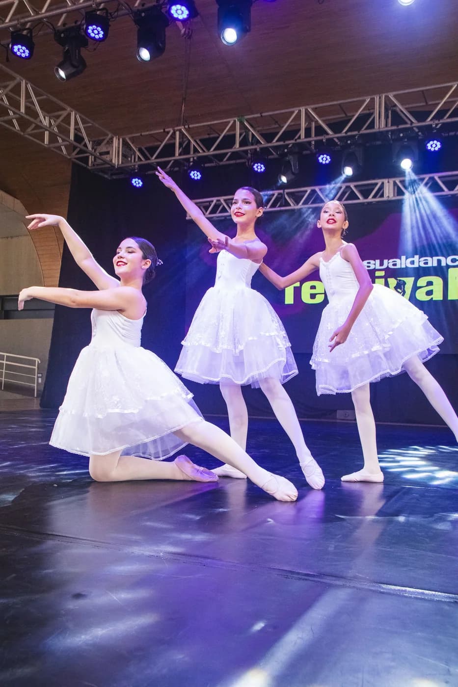 Trio de ballet clássico em cena de grupo no palco da Usualdance Festival 2026