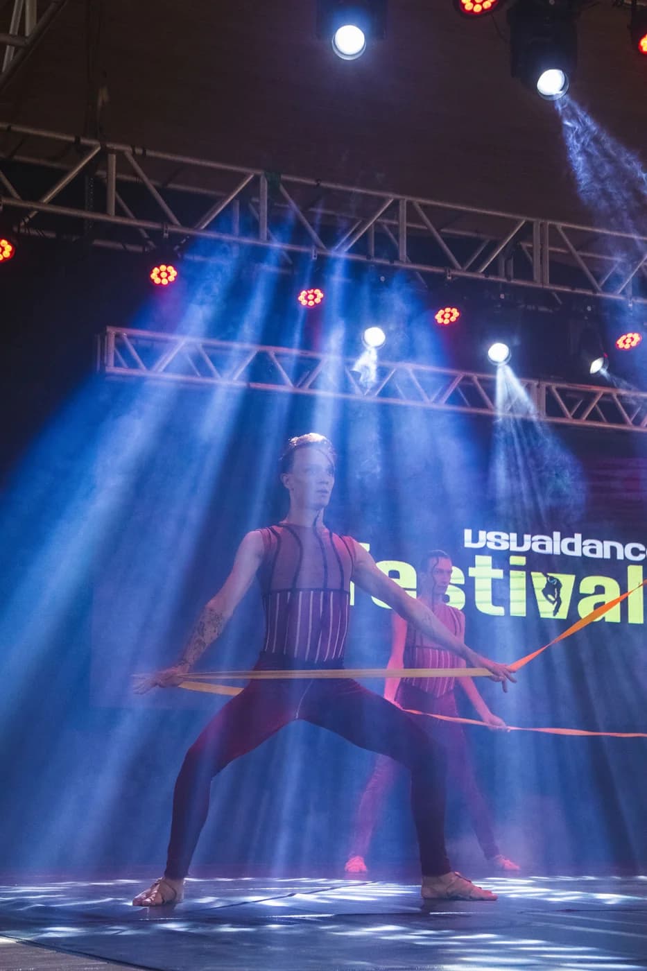 Dupla de dança circense com fita elástica no palco da Usualdance Festival 2026