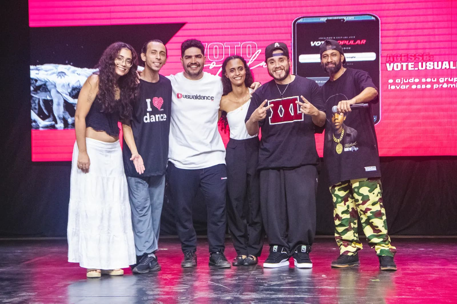 Grupo em pé no palco da Usualdance Festival 2026